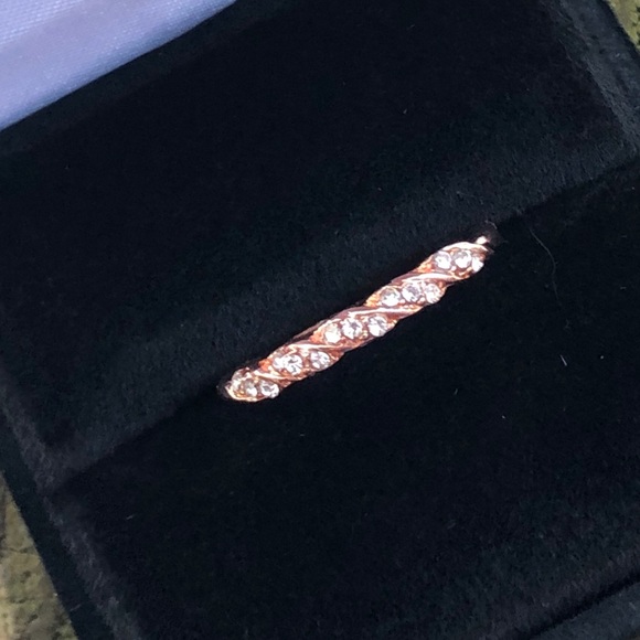 DAINTY ROSE GOLD TWIST RING - Picture 3 of 4